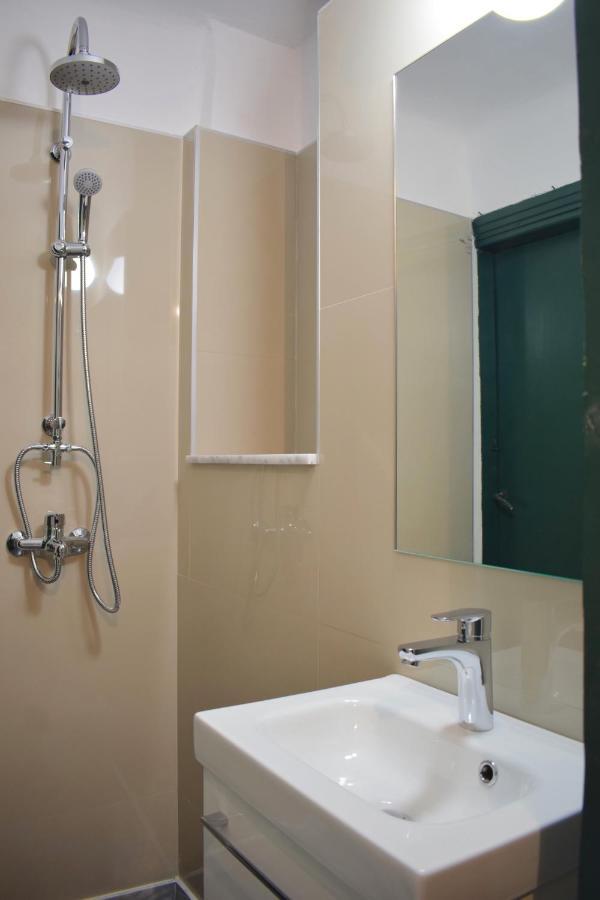Stylish, Basement Studio With Roof Top Access - Ep9B Афины Экстерьер фото
